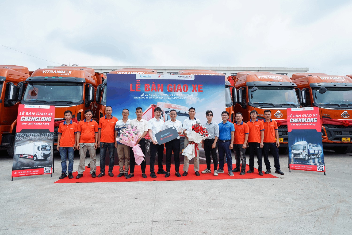 LỄ BÀN GIAO LÔ 20 XE CHỞ KÉT CHAI H5 290 HP CHO KHÁCH HÀNG VITRANIMEX